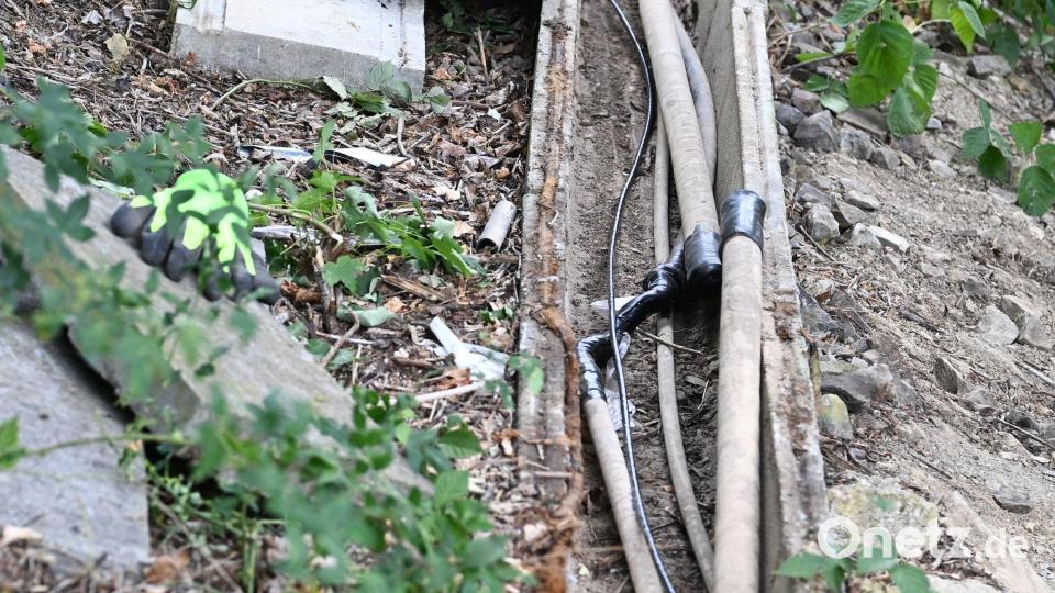 Die durchtrennten Kabel wurden am Sonntag entdeckt. Bild: Bernd Weißbrod/dpa