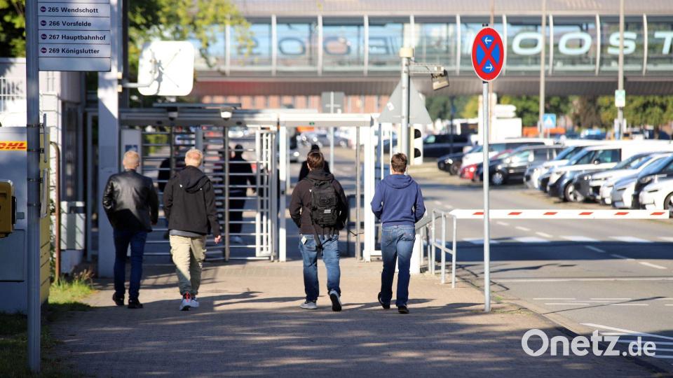 Im Wolfsburger Stammwerk beginnt heute die Serie von Betriebsversammlungen bei VW. Bild: Stefan Rampfel/dpa