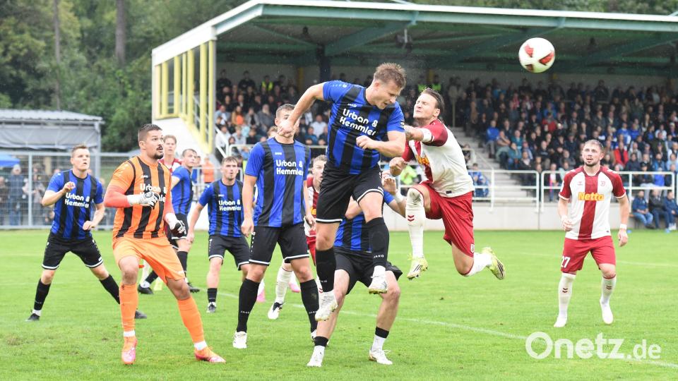 Kopfballszene Paul Gebhard (Weiden) Bild: GERHARD BUETTNER