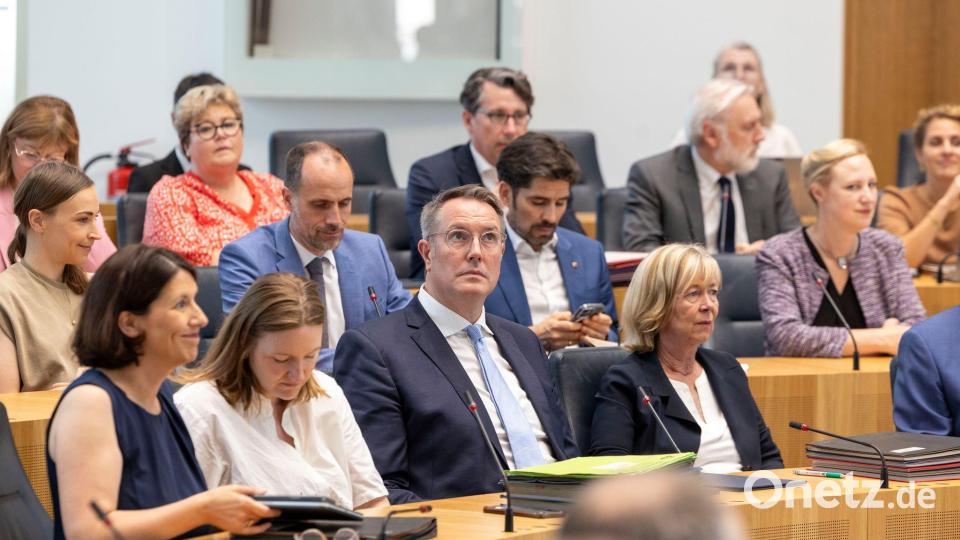 Rheinland-pfälzische Minister dürfen seit Sommer 2025 nach ihrem Ausscheiden aus dem Amt bis zu 18 Monate lang keinen neuen Job in der Wirtschaft annehmen, wenn Interessenkonflikte zu befürchten sind. (Symbolbild) Bild: Helmut Fricke/dpa