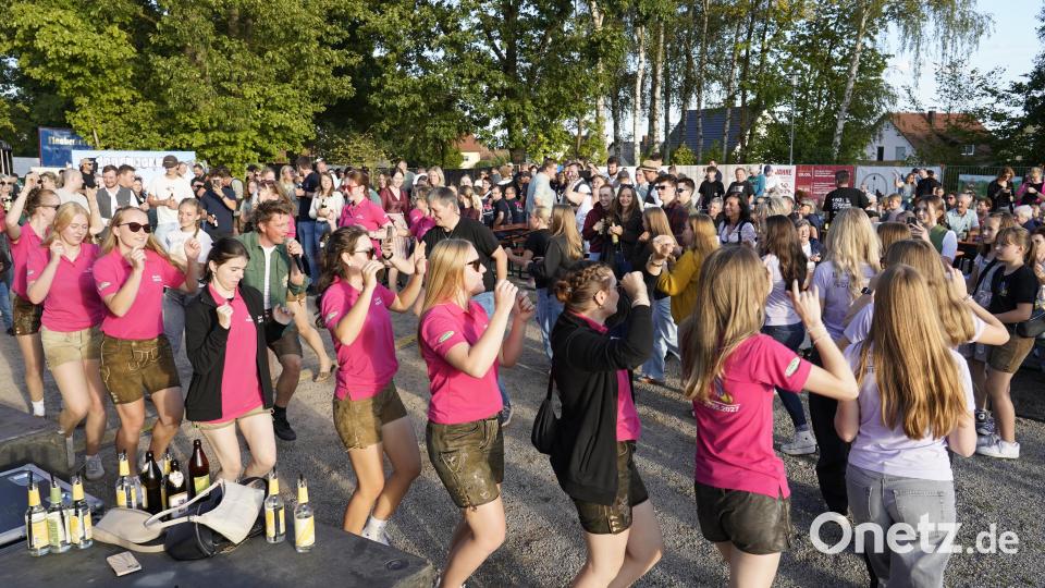 Sänger Tobias Thomann fühlte sich sichtlich wohl im Kreis der Festdamen. Bild: nib