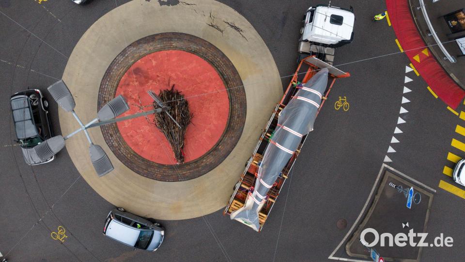 Der präparierte Wal des Naturhistorischen Museums Freiburg (MHNF) wird in Freiburg auf einem Anhänger transportiert. Bild: Anthony Anex/KEYSTONE/dpa