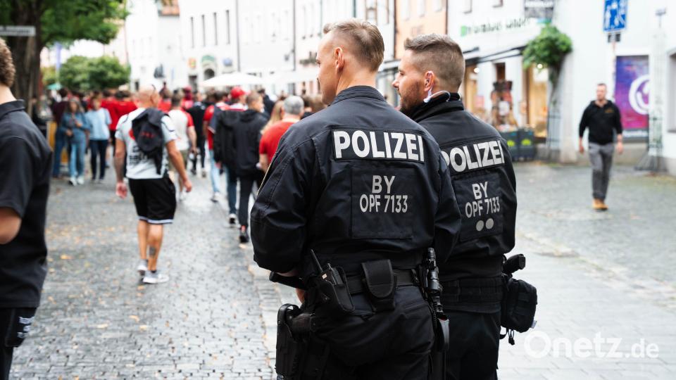 Mehrere Einsatzkräfte der Polizei begleiten den Fanmarsch. Bild: Gabi Schönberger