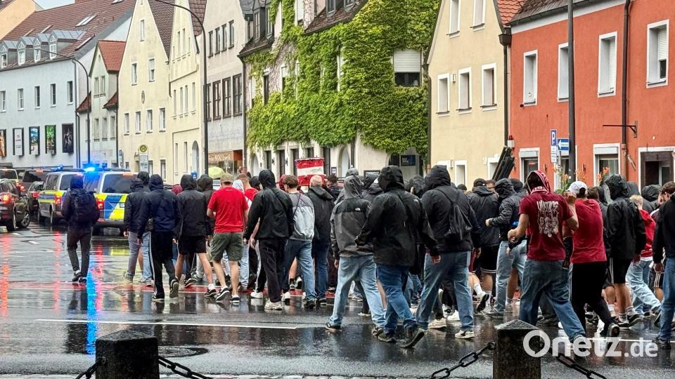 Die Fans des SSV Jahn Regensburg marschieren am Dienstagnachmittag vor dem Totopokalspiel und bei kräftigem Regen durch die Weidener Innenstadt. Bild: Gabi Schönberger