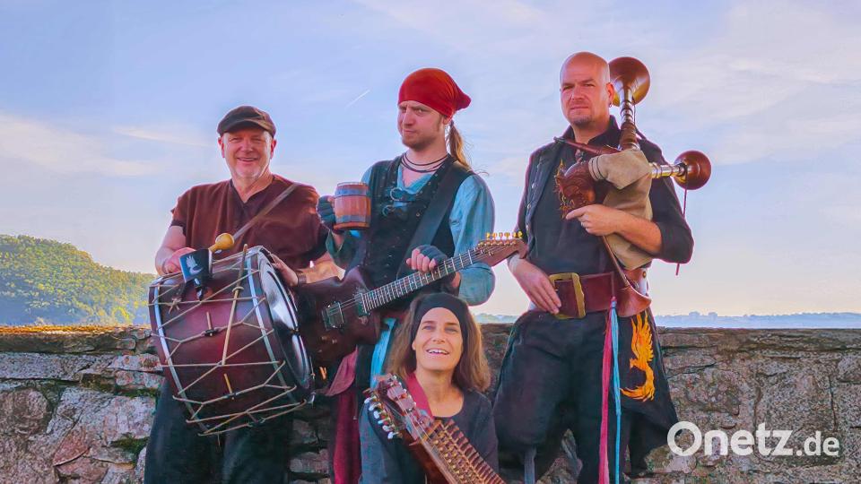 Die "Feuervögel" musizieren auf dem Adlersberg. Bild: Henri Bibow