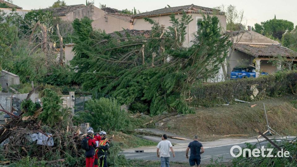 Nach dem Tornado untersuchen Einsatzkräfte die Häuser in der Gemeinde. Bild: Idriss Bigou-Gilles/AFP/dpa