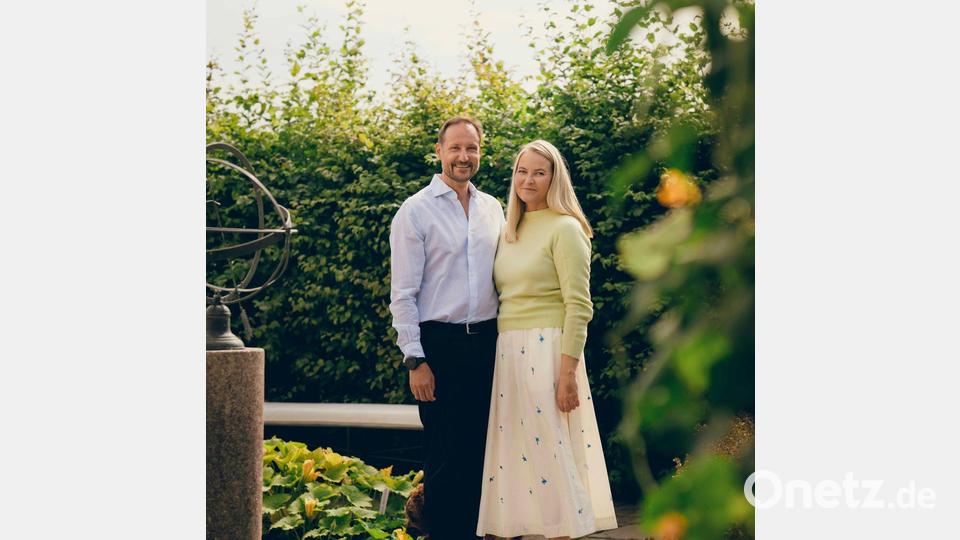 Sommerliches Bild zur Silberhochzeit: Haakon und Mette-Marit feiern 25 gemeinsame Jahre. Bild: Ola Vatn/Det kongelige hoff/dpa