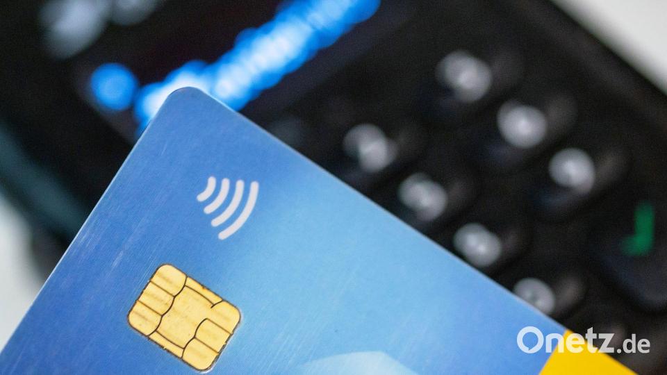 Die Girocard ist Deutschlands meistgenutzte Bezahlkarte. (Symbolbild) Bild: Fernando Gutierrez-Juarez/dpa