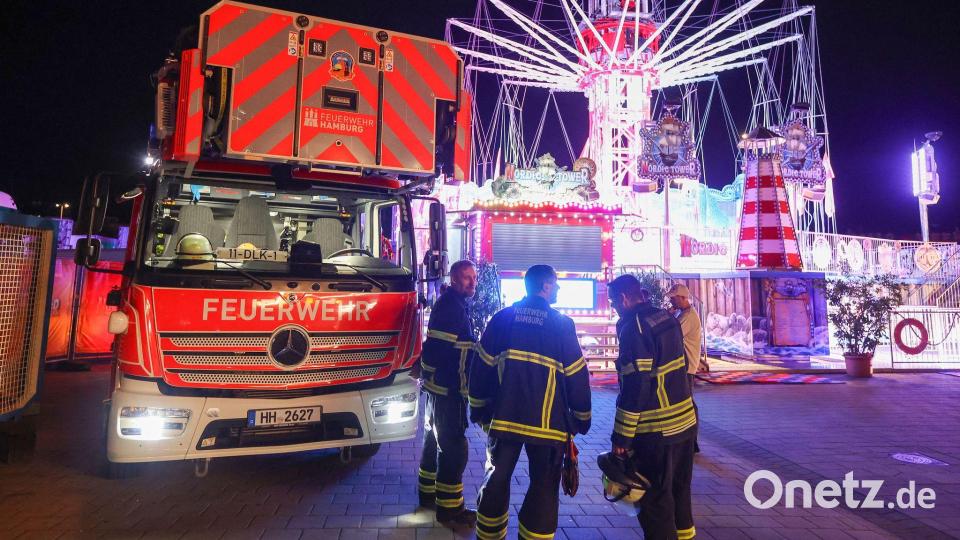 Rettungskräfte sind an einem Fahrgeschäft auf dem Hamburger Dom im Einsatz, nachdem hier mehrere Fahrgäste für einige Stunden in einem Kettenkarussell festgesessen waren. Bild: Bodo Marks/dpa