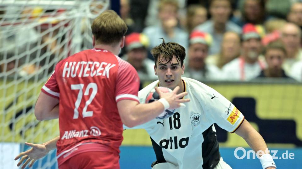 Julian Köster (r) ist ein exzellenter Abwehrspieler. (Archivbild) Bild: Sina Schuldt/dpa