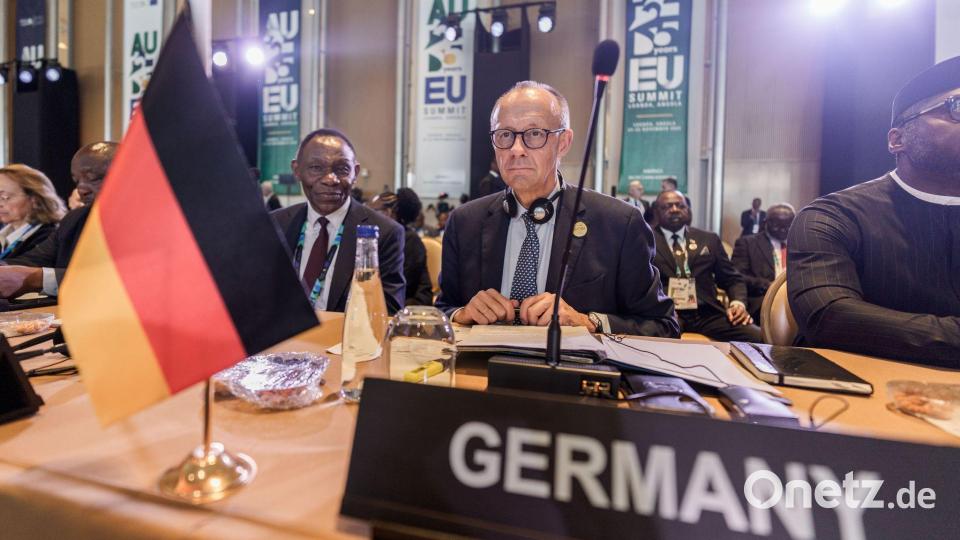 Hier vermisste er das deutsche Brot: Bundeskanzler Friedrich Merz ist oft froh, wenn er wieder heimischen Boden erreicht. (Archivbild) Bild: Michael Kappeler/dpa