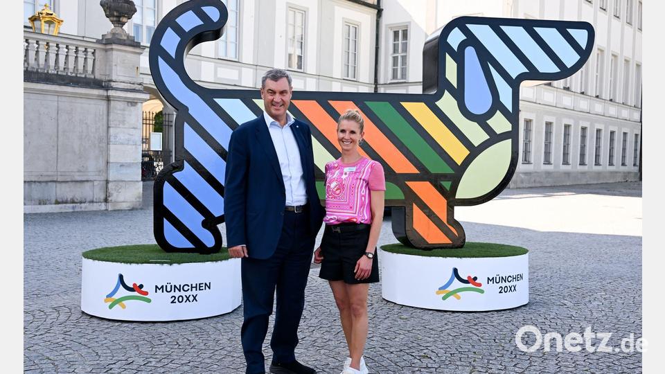 Ein riesiger Werbedackel mit Bayerns Ministerpräsident Markus Söder (CSU/l) und Olympiasiegerin Jessica von Bredlow-Werndl. (Archivbild) Bild: Sven Hoppe/dpa