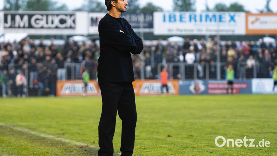 Die SpVgg SV Weiden muss sich dem Drittligisten SSV Jahn Regensburg mit 1:5 geschlagen geben. Im Bild: SpVgg-Cheftrainer Michael Riester. Bild: Hannah Dirscherl