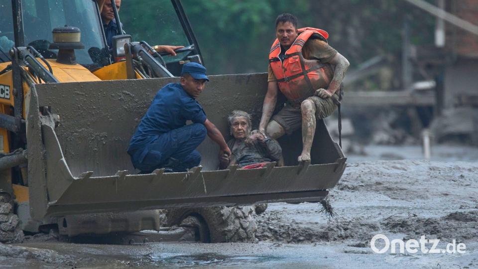 Die Sturzflut ereignete sich in der Grenzregion zwischen China und Nepal. Bild: Niranjan Shrestha/AP/dpa