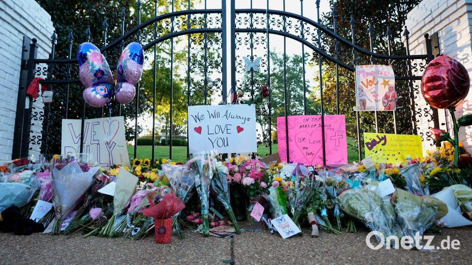 Vor dem Haus von Dolly Parton wurde eine provisorische Gedenkstätte zu ihren Ehren errichtet. Bild: George Walker IV/AP/dpa