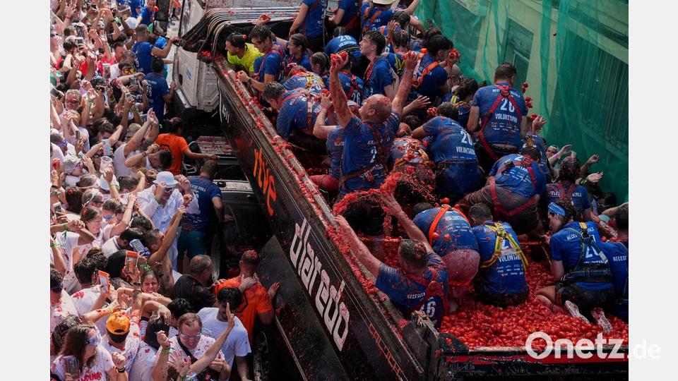 Für die diesjährige Ausgabe der größten Lebensmittelschlacht der Welt, der „La Tomatina“, stehen 150 Tonnen matschiger Tomaten zur Verfügung. Bild: Alberto Saiz/AP/dpa