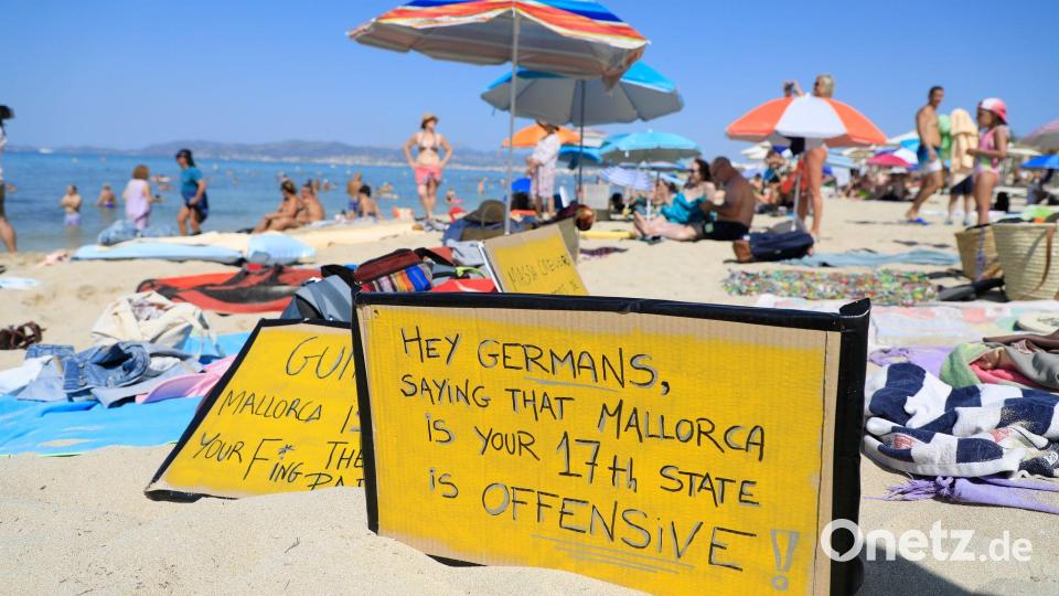 Deutsche Touristen, die sich im Urlaub allzu auftrumpfend benehmen, verursachen mitunter Widerstand - so wie hier auf Mallorca. (Archivbild) Bild: Clara Margais/dpa