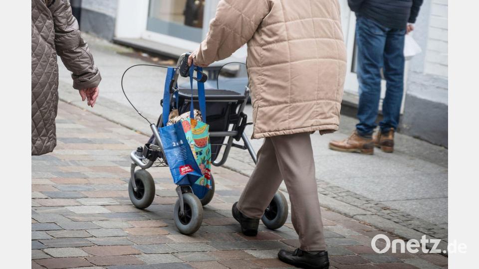 Sachsen-Anhalt gehört zu den Bundesländern mit dem höchsten Altersdurchschnitt. (Symbolbild) Bild: Philip Dulian/dpa