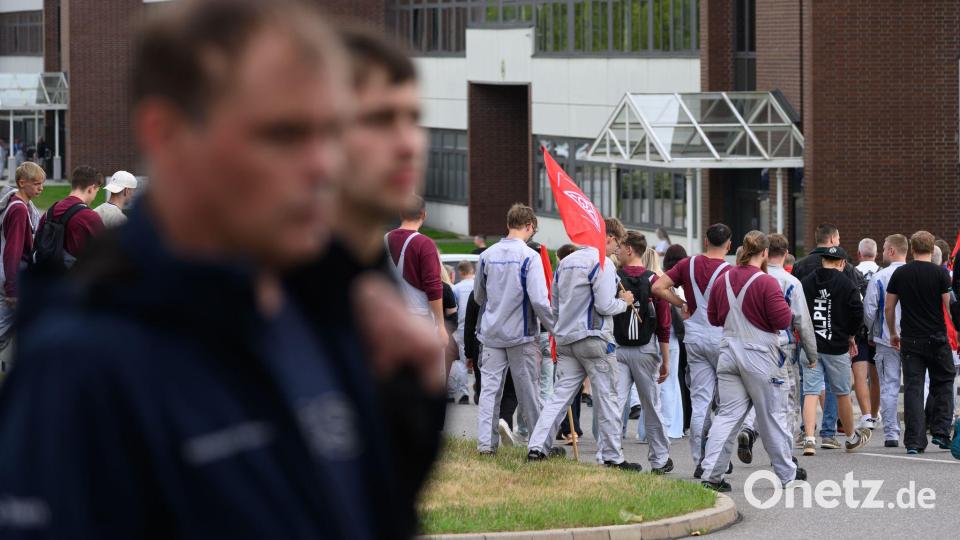 Nach einem Protest am Werkstor strömen Beschäftigte des Volkswagen-Werkes Zwickau zur Betriebsversammlung, bei der VW-Chef Oliver Blume spricht. Bild: Hendrik Schmidt/dpa