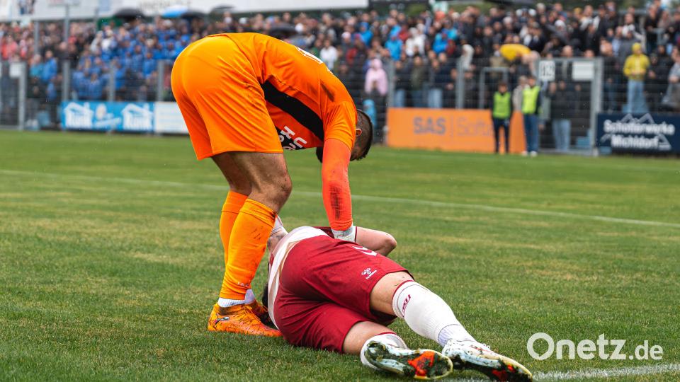 Die SpVgg SV Weiden muss sich dem Drittligisten SSV Jahn Regensburg mit 1:5 geschlagen geben. Torhüter Eldin Becic kümmert sich nach einem Zusammenstoß um einen Spieler des SSV Jahn. Bild: Hannah Dirscherl