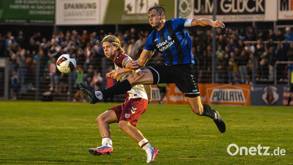 Die SpVgg SV Weiden muss sich dem Drittligisten SSV Jahn Regensburg mit 1:5 geschlagen geben. SpVgg-Kapitän Felix Behnke stoppt eine Offensivaktion von John Xaver Posselt. Bild: Hannah Dirscherl
