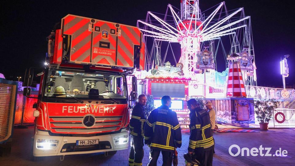 Das Kettenkarussell konnte ohne Eingreifen der Einsatzkräfte wieder auf den Boden zurückkehren. Bild: Bodo Marks/dpa