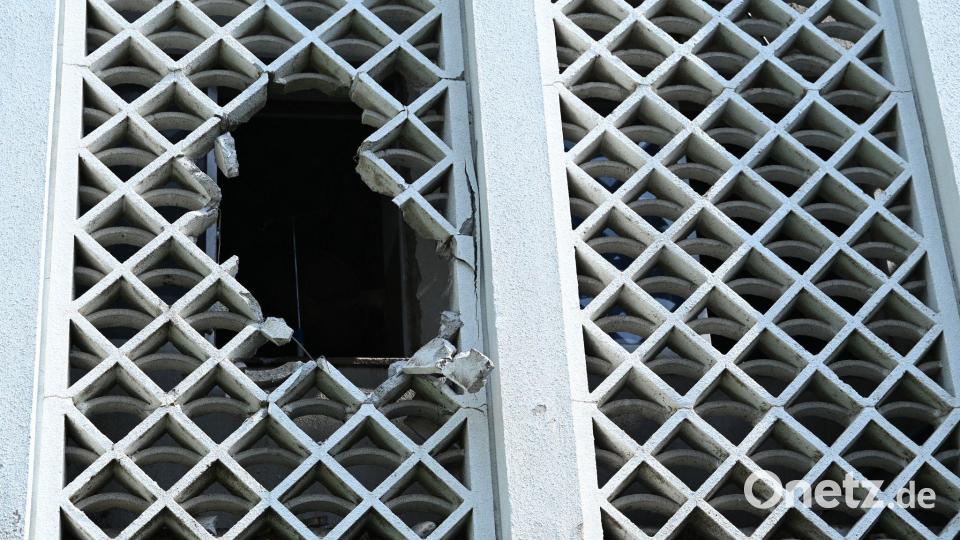 Rettungskräfte berichten, dass sie die Fenstervergitterungen der Säuglingsstation aufbrechen mussten. Bild: Mathis Richtmann/dpa