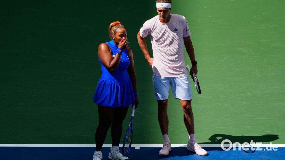 Alexander Zverev (r) ist im Mixed-Wettbewerb der US Open früh ausgeschieden. Bild: Yuki Iwamura/AP/dpa
