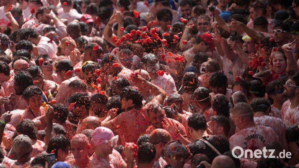 Matschige Tomatenschlacht „La Tomatina“ in Buñol Bild: Alberto Saiz/AP/dpa