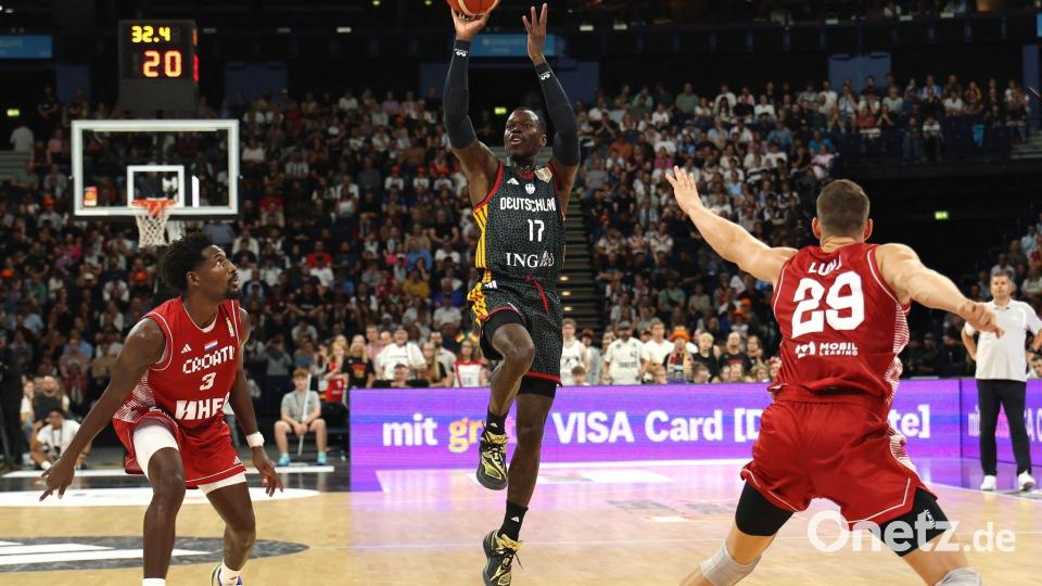 Dennis Schröder und Co. freuen sich auf den Doppelpack mit dem Frauen-Team in Köln. (Archivbild) Bild: Matthias Stickel/dpa