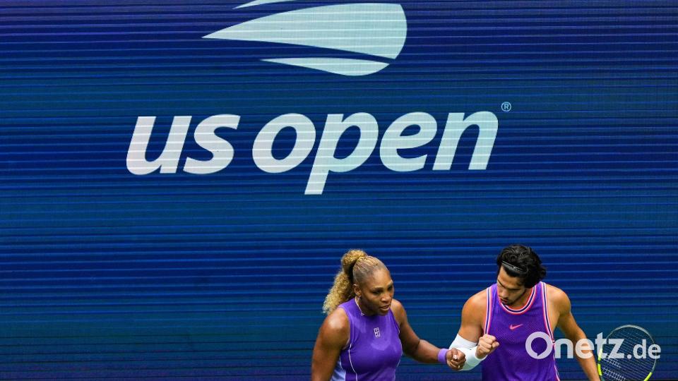 Serena Williams und Carlos Alcaraz reagieren während eines Mixed-Doppel-Matches bei den US Open in New York. Bild: Yuki Iwamura/AP/dpa