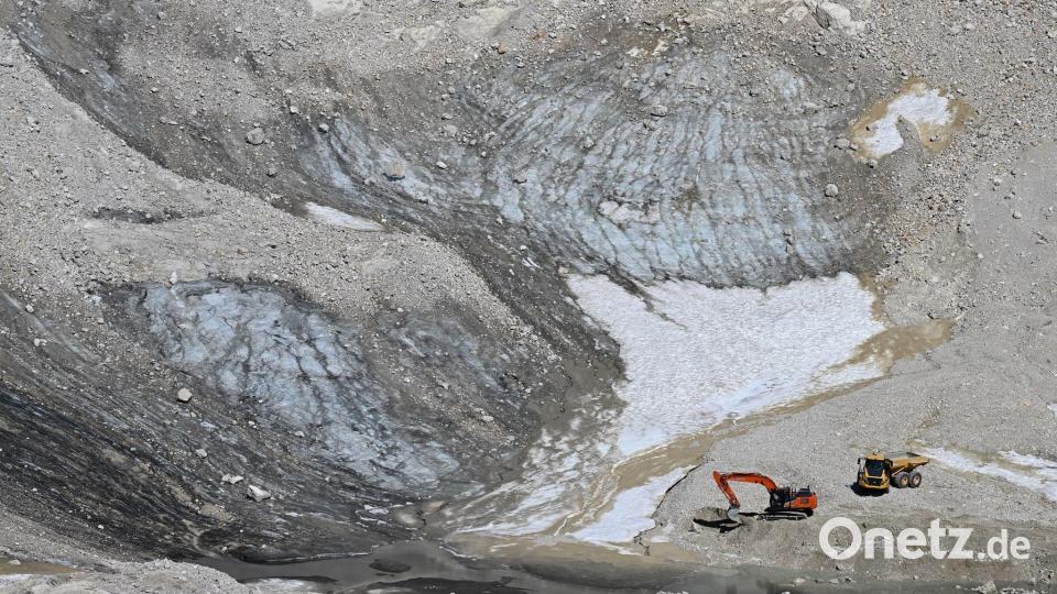 Schutt bedeckt Teile des Nördlichen Schneeferners. Bild: Angelika Warmuth/dpa