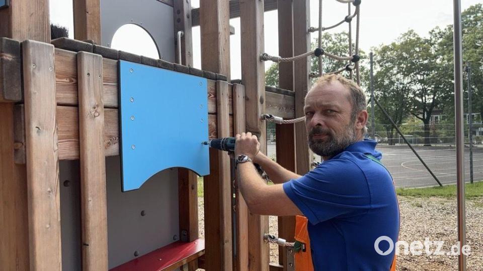 Auf dem Spielplatz an der Hans-Thoma-Straße wurden einige Schrauben an der Rutsche herausgedreht und Sicherungen abmontiert. Alexander Ritzel, zuständig für Spielplätze beim Betriebshof der Stadt Amberg, war am Mittwochvormittag mit der Reparatur der Geräte beschäftigt. Bild: roa