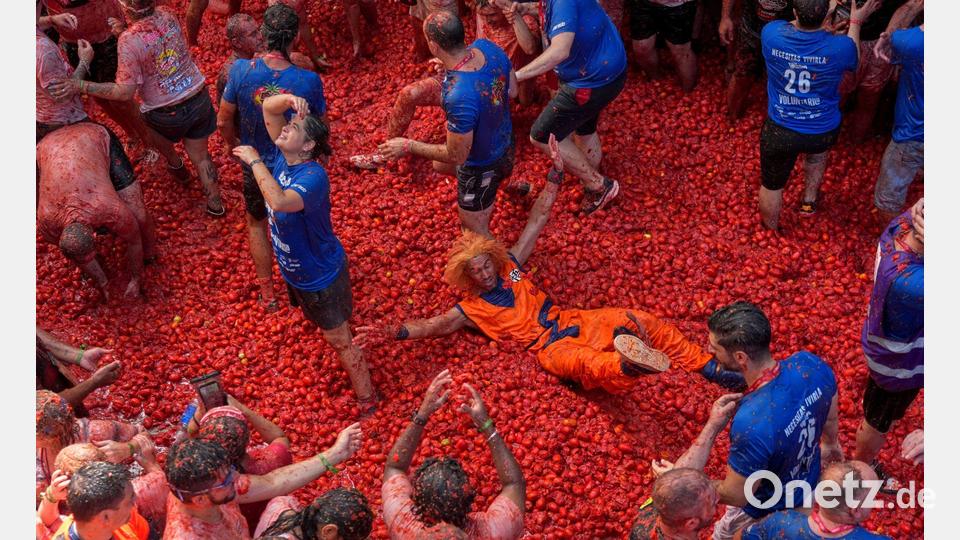 Für die bis zu 22.000 Teilnehmer, die teilweise sogar aus Japan, den USA oder Australien anreisen, war die Tomatenschlacht wieder eine Riesengaudi. Bild: Alberto Saiz/AP/dpa