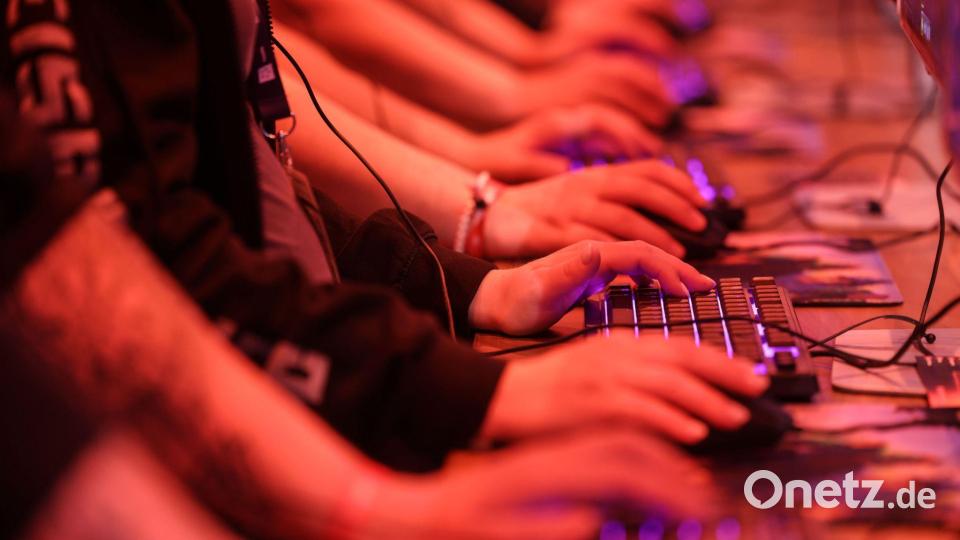 Computerspieler testen „World of Warcraft“ bei der Gamescom 2025. (Archivbild) Bild: Oliver Berg/dpa