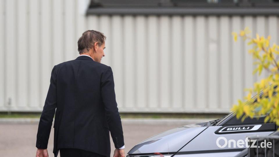 Der VW-Vorstandsvorsitzende Oliver Blume verlässt nach einer Betriebsversammlung das VW-Werk in Zwickau. Bild: Hendrik Schmidt/dpa
