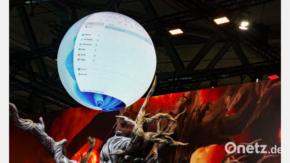 Kugelförmiger Monitor auf der Gamescom. Bild: Christoph Reichwein/dpa
