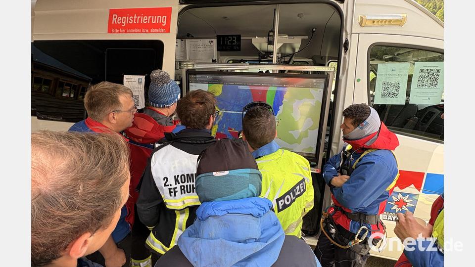 Die Einsatzleitung gibt dem Team vor jedem Ausrücken eine Einweisung. Bild: Bergwacht Amberg