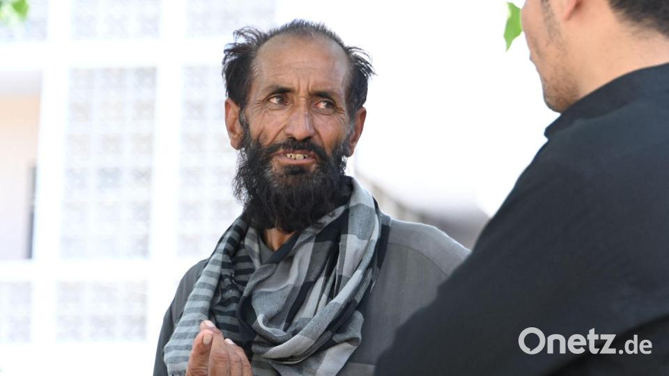 Bahadur Khan trauert um seine Zwillingstöchter, die in der Brandkatastrophe ums Leben kamen. Bild: Mathis Richtmann/dpa