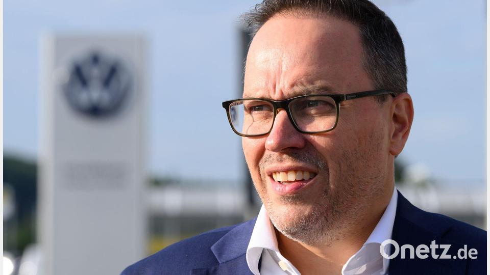 Auch Sachsens Wirtschaftsminister Dirk Panter (SPD) hat auf der Betriebsversammlung zu den Beschäftigten von VW in Zwickau gesprochen. Bild: Hendrik Schmidt/dpa