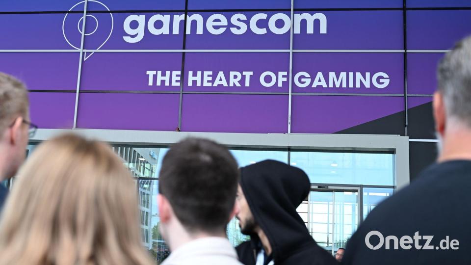 Sie können es kaum Abwarten: Besucherinnen und Besucher warten bei der Gamescom 2025 darauf, dass die Türen aufgehen und sie in die Messehallen strömen können. (Archivbild) Bild: Wolf von Dewitz/dpa