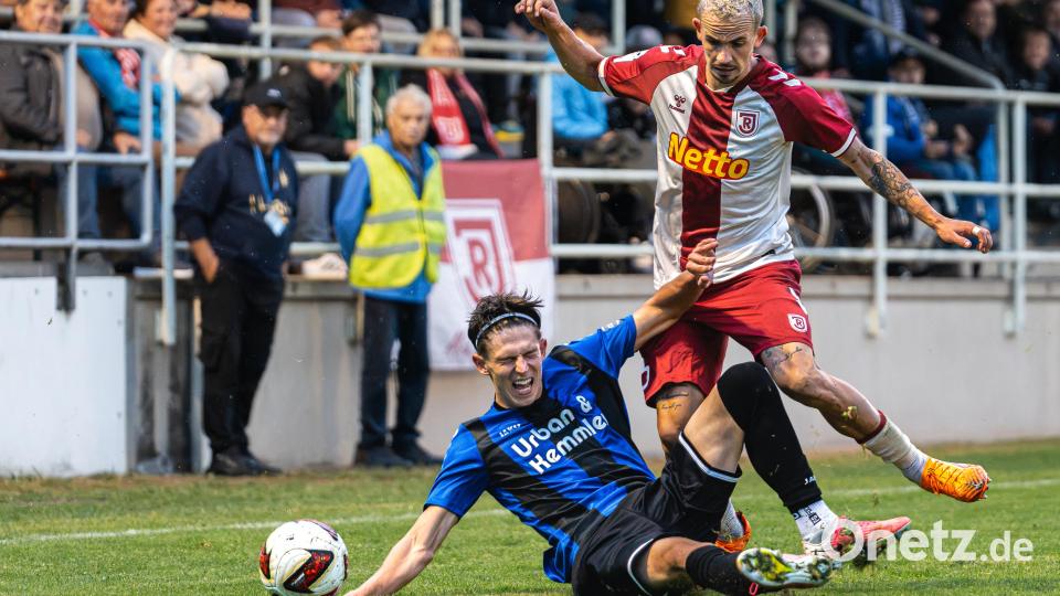 Die SpVgg SV Weiden muss sich dem Drittligisten SSV Jahn Regensburg mit 1:5 geschlagen geben. Intensiver Zweikampf zwischen Sascha Hingerl und Finn Horgan (in Blau). Bild: Hannah Dirscherl