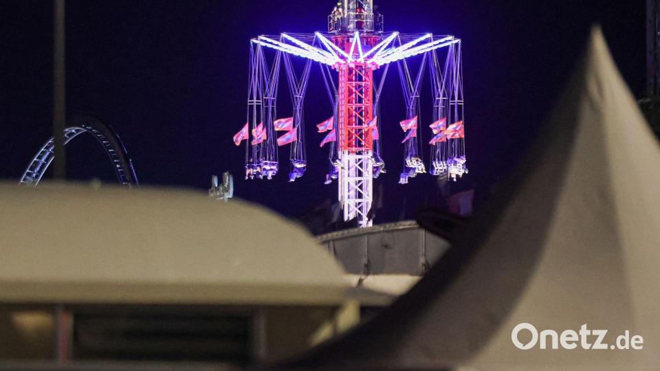 Mehrere Stunden saßen die Fahrgäste eines Kettenkarussells in großer Höhe fest. Bild: Bodo Marks/dpa