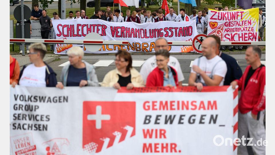 Beschäftigte von Volkswagen und seinen Zulieferern machen am Werkstor in Zwickau ihrer Sorge um die Zukunft des Standortes Luft. Bild: Hendrik Schmidt/dpa