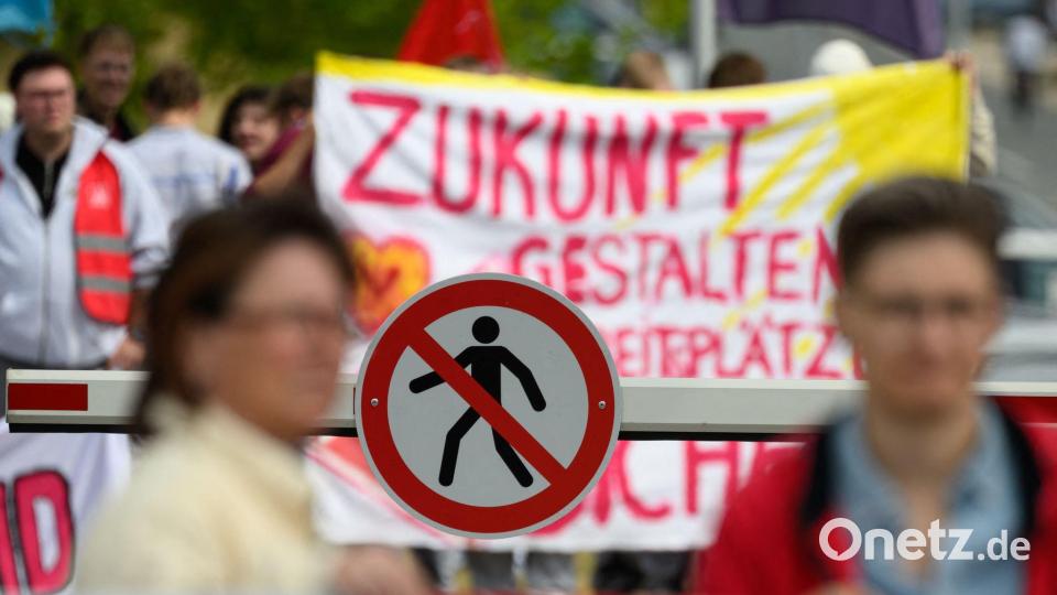 Welche Zukunft hat das VW-Werk in Zwickau? Vor einer Betriebsversammlung demonstrieren Beschäftigte mit Kollegen von Zulieferern für den Erhalt der Autofabrik. Bild: Hendrik Schmidt/dpa