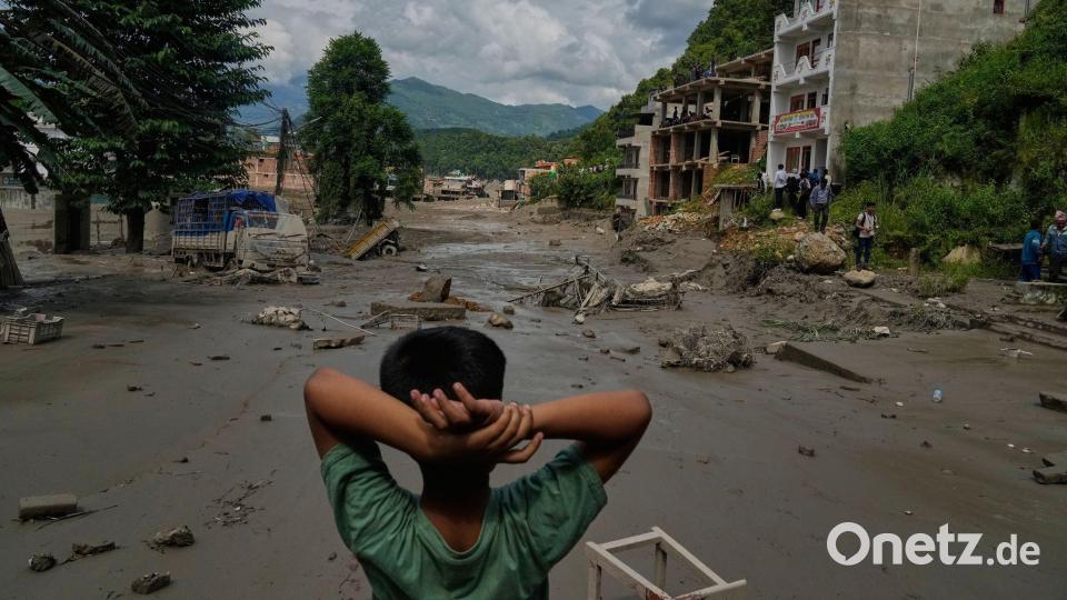 Laut Behördenangaben gibt es zahlreiche Tote. Hunderte Menschen, darunter auch Touristen, werden vermisst. Bild: Niranjan Shrestha/AP/dpa