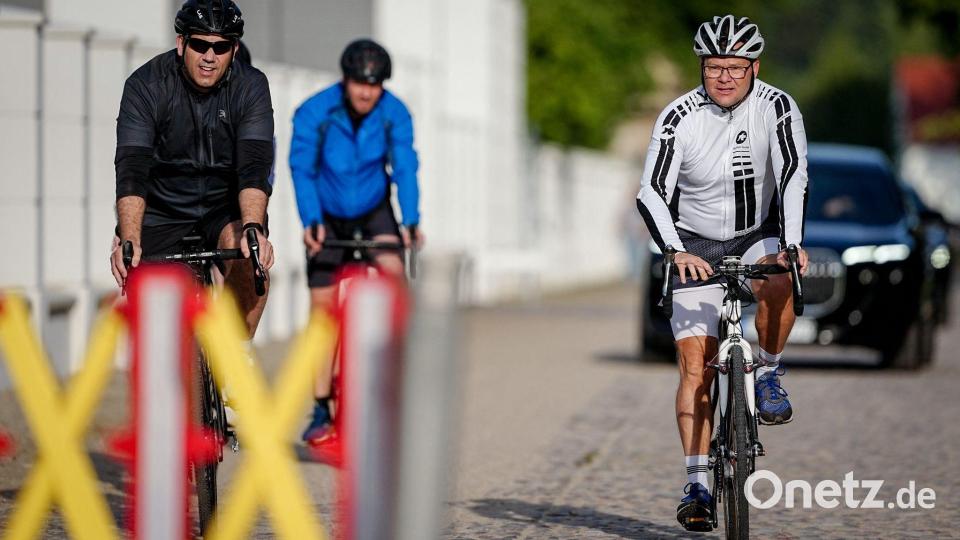 Vizekanzler Lars Klingbeil und Umweltminister Carsten Schneider hatten sogar Zeit, aufs Rad zu steigen. Bild: Kay Nietfeld/dpa