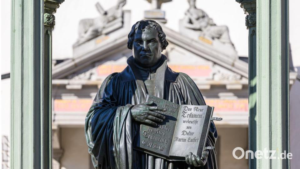 Sachsen-Anhalt ist an zahlreichen Orten mit dem Leben und Wirken Martin Luthers verbunden - an der Wittenberger Schlosskirche hat der Reformator der Überlieferung nach seine 95 Thesen angeschlagen. (Archivbild) Bild: Hendrik Schmidt/dpa