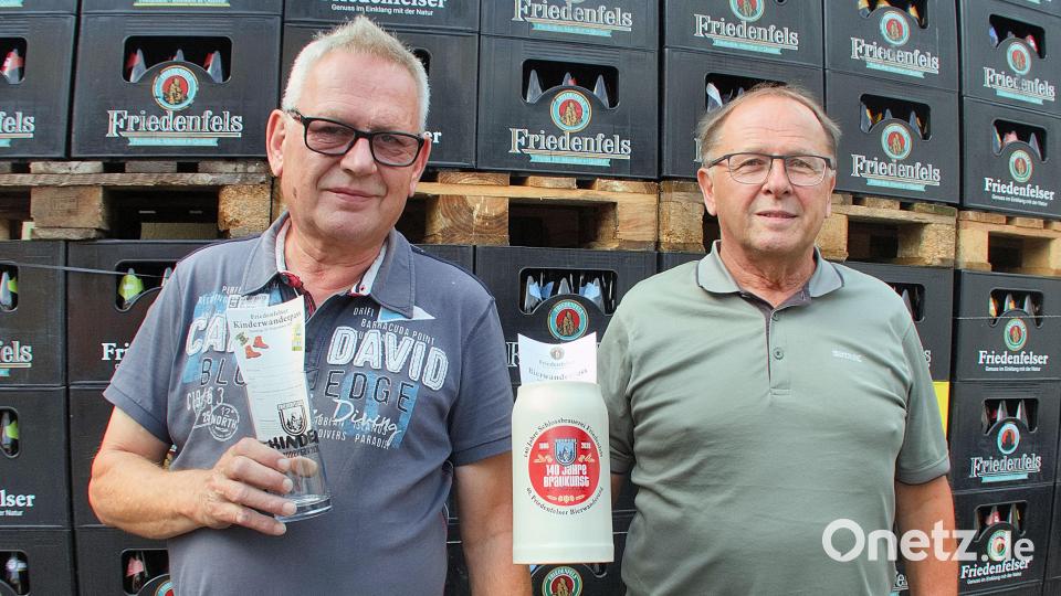 Auf einen Steinkrug mit einem Liter Fassungsvermögen, wie Vertriebsmitarbeiter Helmut Radimerski (rechts) präsentiert, dürfen sich die Teilnehmer am 40. Bierwandertag der Schlossbrauerei Friedenfels freuen. Brauereibesitzer Karlheinz Mohr (links) hält die Wandertrophäe für die Kinder in den Händen. Bild: Bernhard Schultes