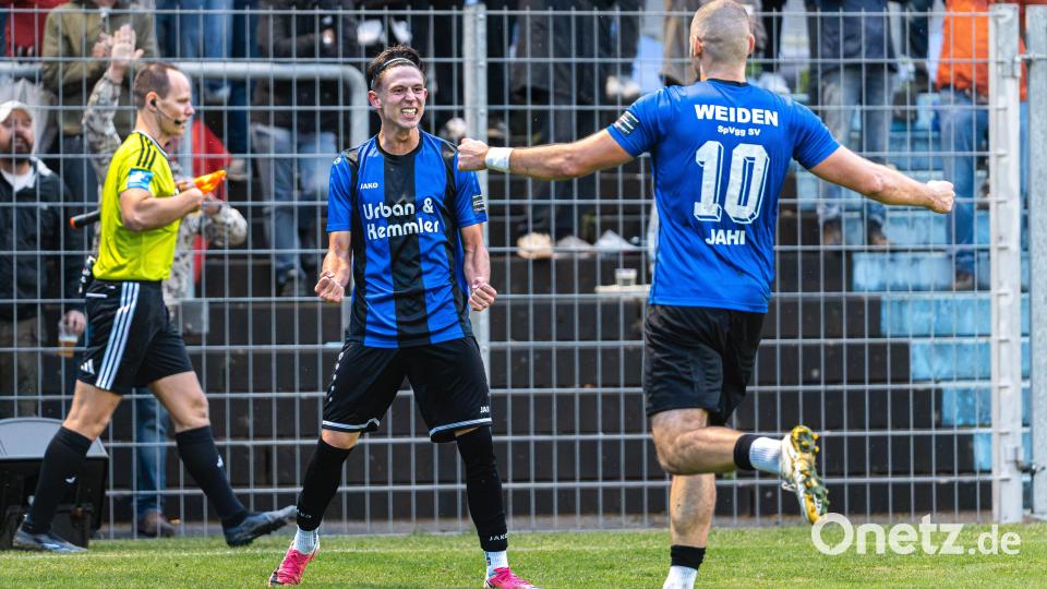 Die SpVgg SV Weiden muss sich dem Drittligisten SSV Jahn Regensburg mit 1:5 geschlagen geben. Finn Horgan lässt sich nach seinem Treffer zum 1:3 feiern. Bild: Hannah Dirscherl
